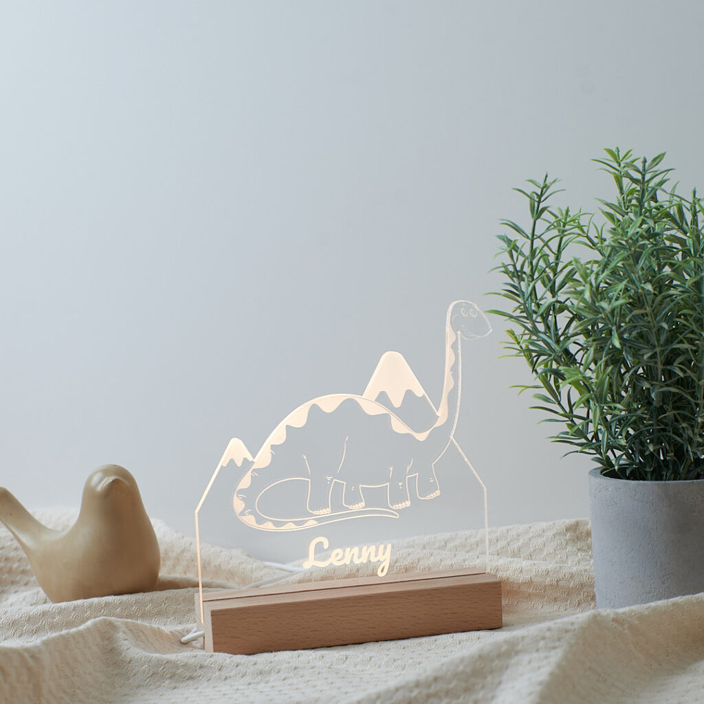 Veilleuse LED avec illustration d'un diplodocus avec une montagne - matière bois massif hêtre et plexiglas transparent